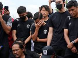 Konsequenzen nach Stadion-Panik: Indonesien trauert um 125 Tote - Ermittlungen beginnen