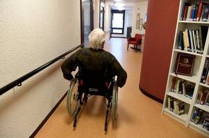 personalmangel in der pflege: steigende löhne reißen das ruder nicht herum