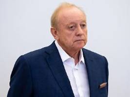 Blass und mitgenommen: Alfons Schuhbeck erscheint erstmals vor Gericht