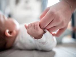 Ängste und Kontaktbeschränkungen: Corona-Lockdown senkt Geburtenrate