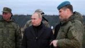 russland: wladimir putin besucht mobilisierte truppen