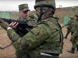 Kreis für Rekrutierung erweitert: Russland billigt Militärdienst von Schwerverbrechern