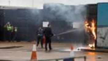 Großbritannien: Mehrere Brandsätze auf Einwanderungsbehörde in Dover geworfen