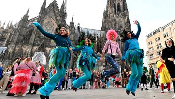 focus online vor ort am 11.11. - karnevalisten strömen durch die stadt - ganz köln ist „op jeck“