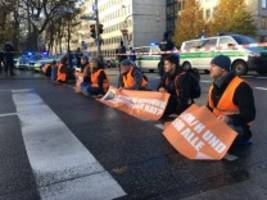 Protest in München: Klima-Aktivisten kleben sich auf Luitpoldbrücke fest