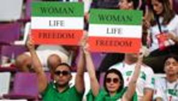 Fußball-WM in Katar: Iran-Fans in Katar zeigen Unterstützung für Proteste