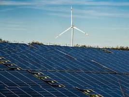 Branche ist verunsichert: Habeck prüft Staatsgarantien für Wind- und Solarkraft
