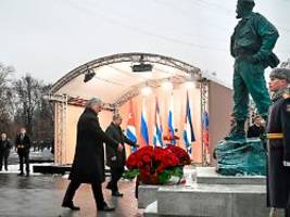 Enthüllung in Moskau: Putin äußert sich bizarr am neuen Castro-Denkmal