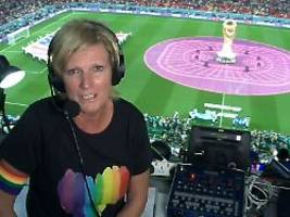 Mit Regenbogenbinde im Stadion: Kommentatorin Neumann setzt Zeichen in Katar