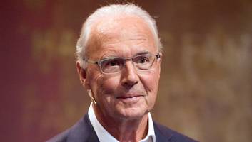 „Muss aufpassen“ - Auch wegen Augeninfarkt fliegt Beckenbauer nicht zur WM - was dahinter steckt