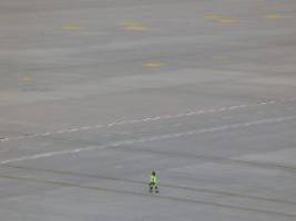 Landebahn vorerst gesperrt: Klima-Kleber legen Flugverkehr am BER lahm