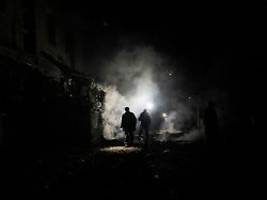 Tote nach Angriffen auf Cherson: Ukrainer kämpfen mit Blackouts und Eiseskälte