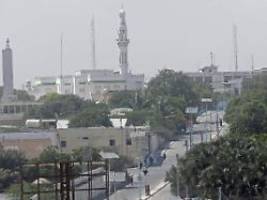 mindestens zehn todesopfer: bewaffnete greifen hotel in mogadischu an