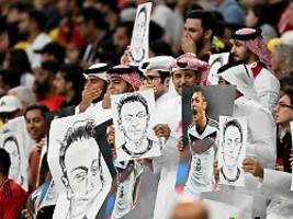 Westliche Doppelmoral: Katar-Sender erklärt Protest mit Özil-Bildern