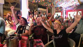 Seltener Anblick im WM-Land - Mit Bier in der Hand bejubelt Katars deutscher Stammtisch das Füllkrug-Tor
