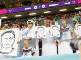 Fußball-WM: Das steckt hinter den Özil-Schildern im Stadion von al-Chaur