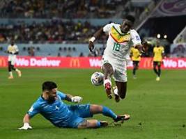 Gastgeber ist historisch schwach: Senegal kommt für toten Fußball-Helden weiter