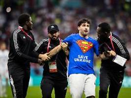 Mario Ferri, der Mann ohne Angst: Das ist der Regenbogen-Flitzer der WM in Katar