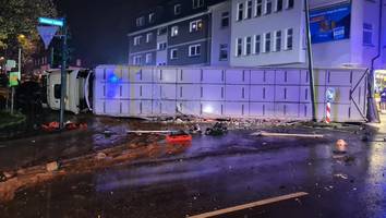 LKW-Unfall in Essen - Lastwagen kracht in Autos und Linienbus – fünf Verletzte