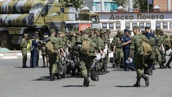 Witwe macht Putin-Militär schwere Vorwürfe - Marine-Oberst erschießt sich aus Frust über russische Armee