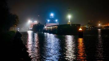 Frachter kracht in Brücke - Nord-Ostsee-Kanal nach Schiffsunfall gesperrt