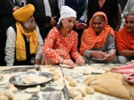 Besuch in Indien: Rikscha fahren, im Tempel beten, Brot backen