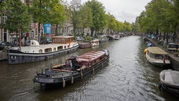 Spektakuläre Szenen - Amsterdamer Polizist geht mit Surfbrett auf Verbrecherjagd