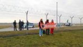 Letzte Generation: Klimaaktivisten kleben sich an Landebahn am Münchner Flughafen fest