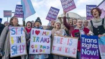 schottland beschließt umstrittenes transgender-gesetz