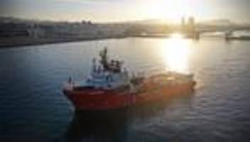 seenotrettung: italien erlaubt 113 bootsflüchtlingen die hafeneinfahrt