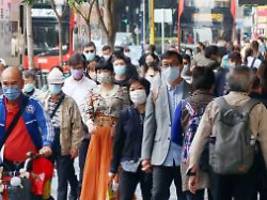 nur maskenpflicht bleibt: hongkong lässt alle corona-maßnahmen fallen