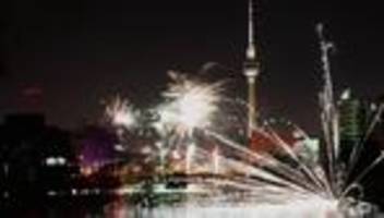 berlin: feuerwehr veröffentlicht videos von beschuss mit feuerwerkskörpern