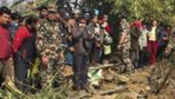 pokhara: flugzeug mit 72 menschen in nepal abgestürzt