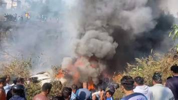 Rauchwolken am Unglücksort - Flugzeug mit 72 Menschen an Bord in Nepal abgestürzt