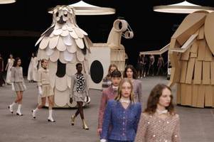 Tierskulpturen bei der Haute Couture Show von Chanel