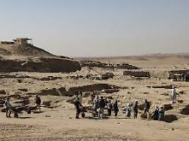4300 jahre altes grab in sakkara: unberührte goldverzierte mumie entdeckt