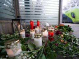 Schleswig-Holstein: Heftige Kritik an Behörden nach Messerattacke im Zug
