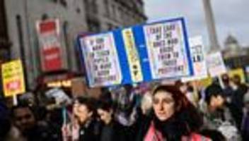streik in großbritannien: trillerpfeifen in downing street