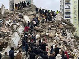 Scholz und Biden äußern sich: Über 1900 Tote nach Erdbeben in der Türkei und Syrien
