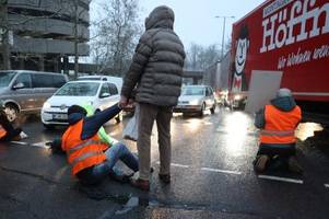 Klimaaktivisten blockieren Straßen in mehreren Städten