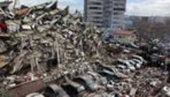 Erdbeben-Katastrophe: Unter Trümmern
