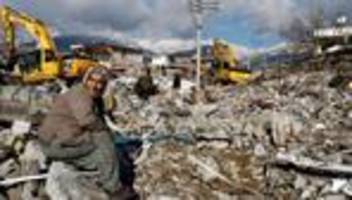 hilfe im erdbebengebiet: viele leute haben angst, wieder in ihre häuser zu gehen