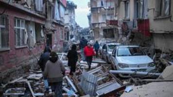 erdbeben in syrien und der türkei: viele haben in autos geschlafen
