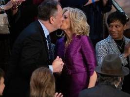 Harris' Gatte auf Mund geküsst?: Der First Lady verrutscht ein Küsschen