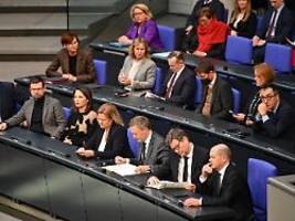 Kanzler gibt Regierungserklärung: Scholz demonstriert Gelassenheit, Schelte für Baerbock
