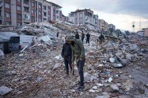 Zahl der Toten nach Erdbeben in Türkei und Syrien steigt auf über 8000