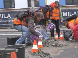 Drei Stunden Straße dicht: Klima-Kleber schütten Beton auf Berliner Brücke