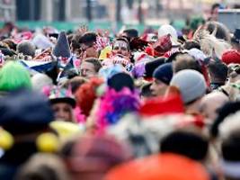 Polizeieinsatz in Menden: Tumult und sexueller Übergriff vor Karnevalszelt