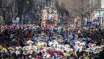karneval: narren-anreise zum rosenmontagszug ohne zwischenfälle