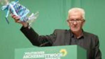 grüne: kretschmann präsentiert geschenk von söder: waschlappen